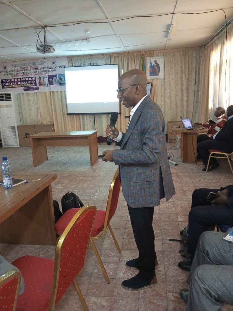 Professeur Liesse du centre curs-ram lors de la conférence sur les antimicrobiens à la clinique Ngaliema