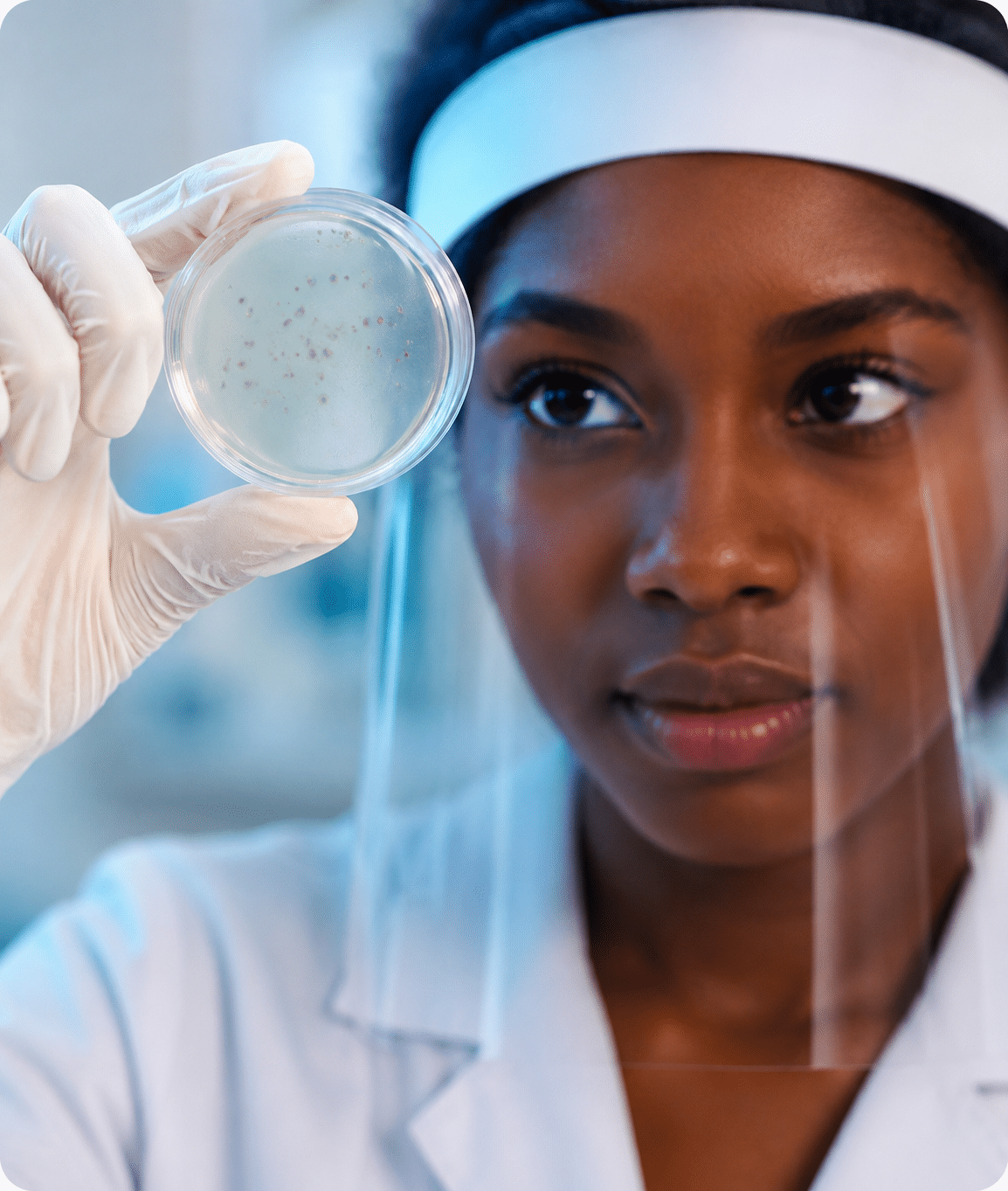 jeune stagiaire en résistance aux antimicrobiens
